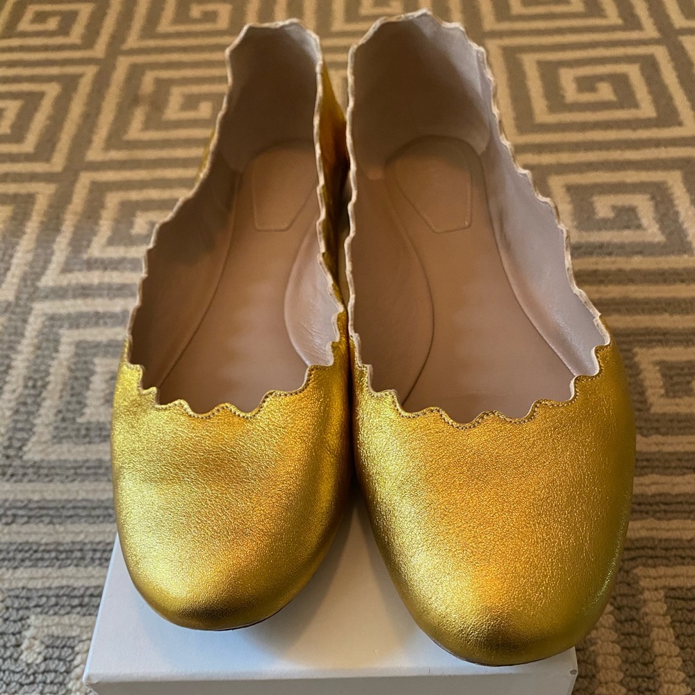 Chloe Lauren Scalloped Flat Gold